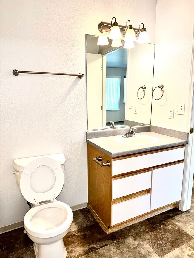 Building Photo - Love where you live in this 2 bedroom 2 bathroom 1st floor apartment!