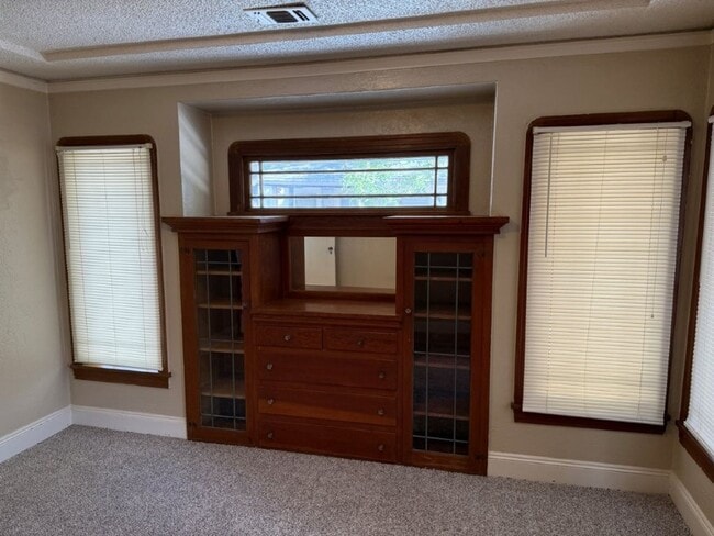 Building Photo - Rare 2 Bedroom Home Downtown Dixon *Star R...
