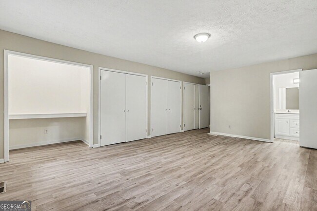 Building Photo - 3743 Poplar Dr