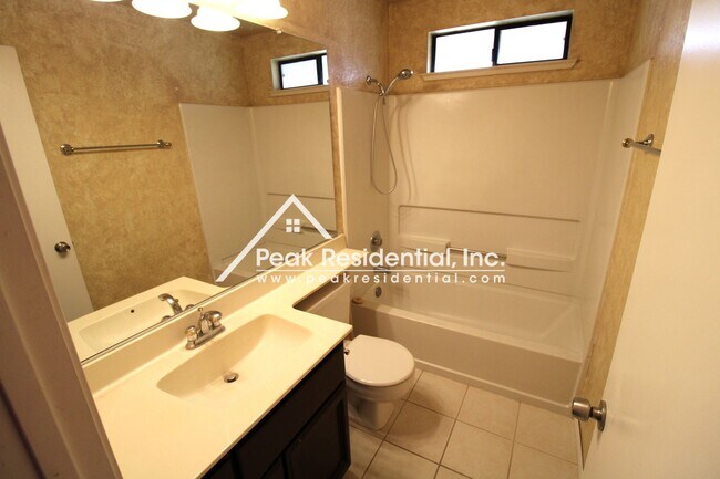 Building Photo - Spacious 3bd/2.5ba Antelope Home with 2 Ca...
