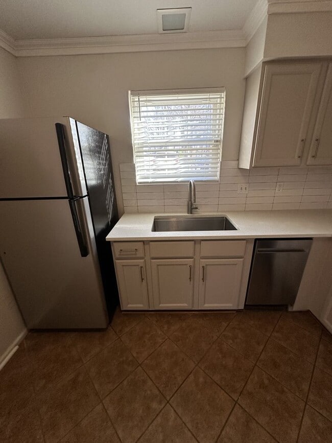 Building Photo - 3 Bedroom 2.5 Bathroom Condo!