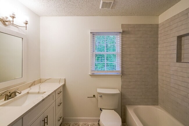 Building Photo - 317 E Claiborne Ct