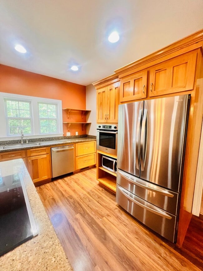 Building Photo - Tucked Away 3 Bedroom Gem on Private Road ...
