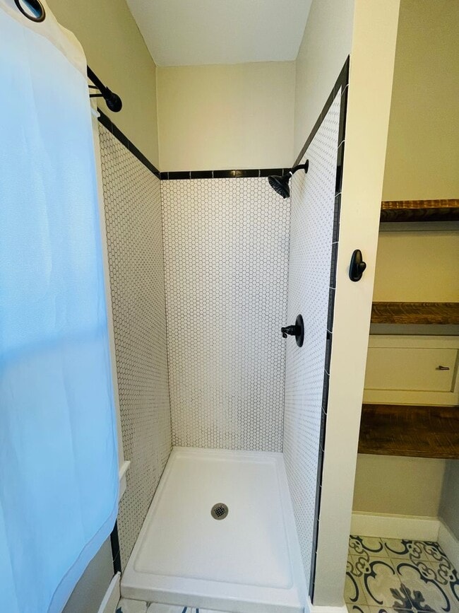 Building Photo - COMING SOON! 1 Bed / 1 Bath Cottage in U o...