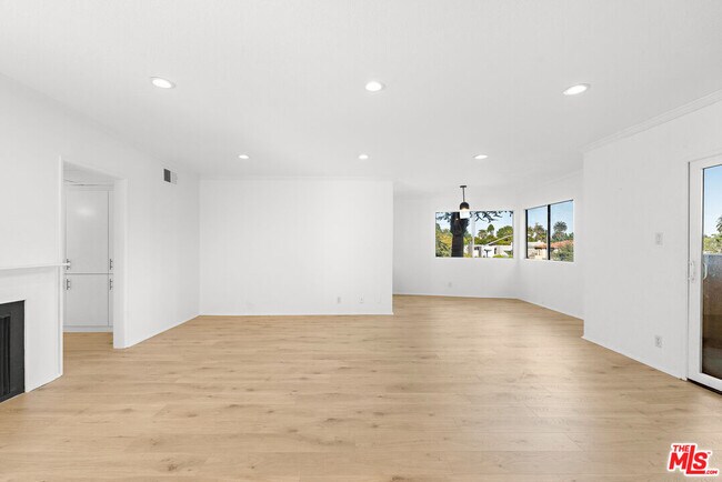 Building Photo - 222 7th St