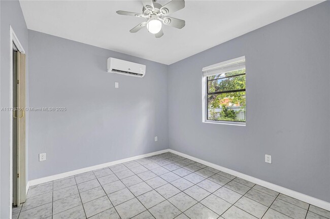 Building Photo - 319 NE 171 St