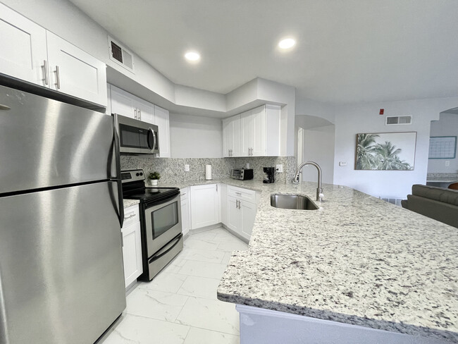 Fully furnished kitchen, with appliances and small appliances - 7250 Westpointe Blvd