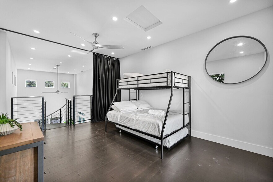 Building Photo - 150 NE 50th Ter