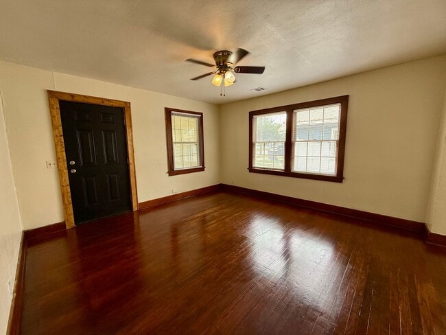 Building Photo - Welcome to this Beautiful Home in Downtown Paragould, AR!