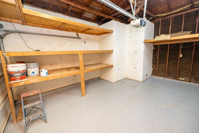 Building Photo - 3BR/2BA home with bonus room & additional ...