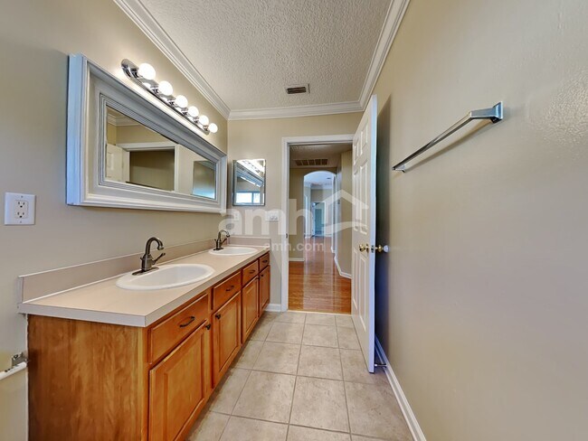 Building Photo - 821 Templeton Ln