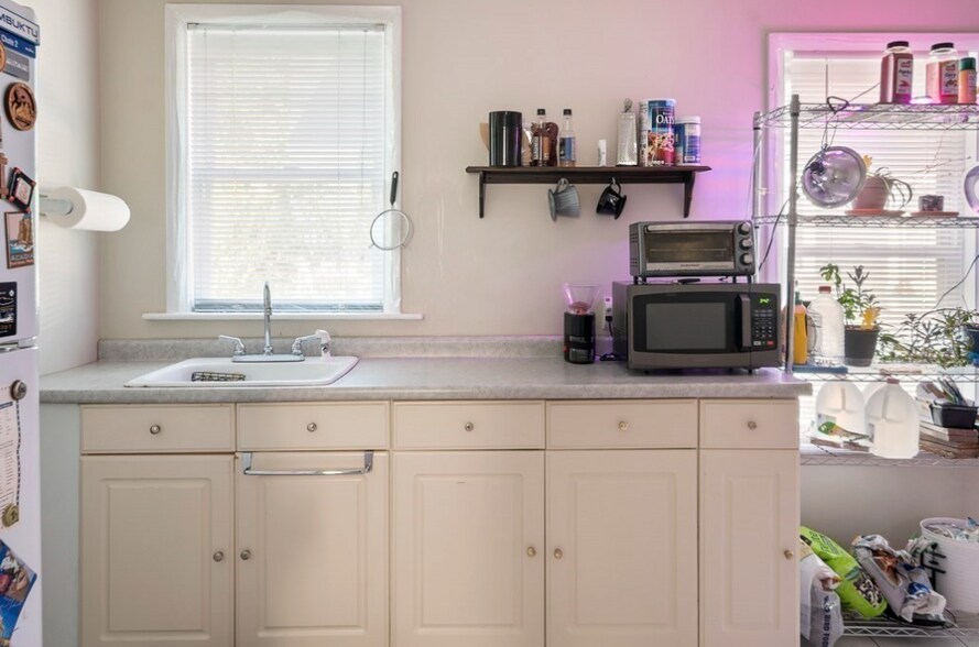 Building Photo - 44 Greenleaf Ave