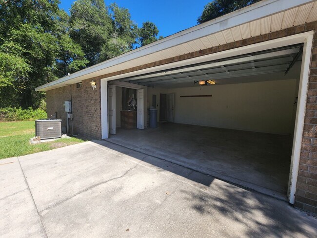 Building Photo - Coming Soon To Tour! Lake City Pet Friendl...