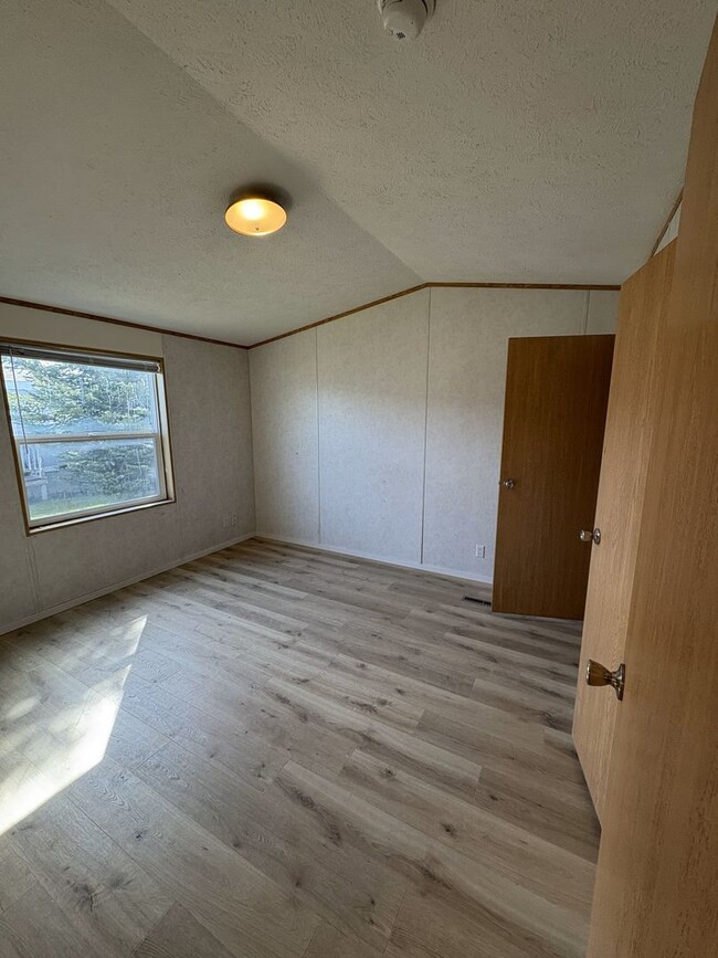 Building Photo - 4 Bed 2 Bath Module Home in Babcock Vista