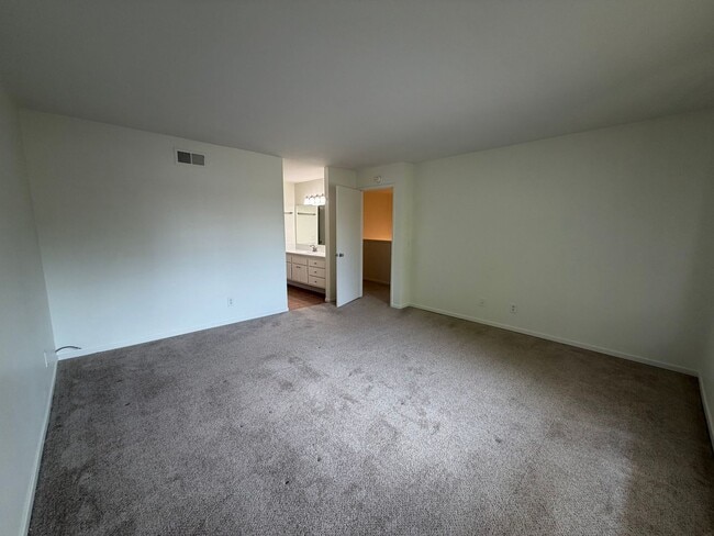 Building Photo - 800-806 S Park Hyde St