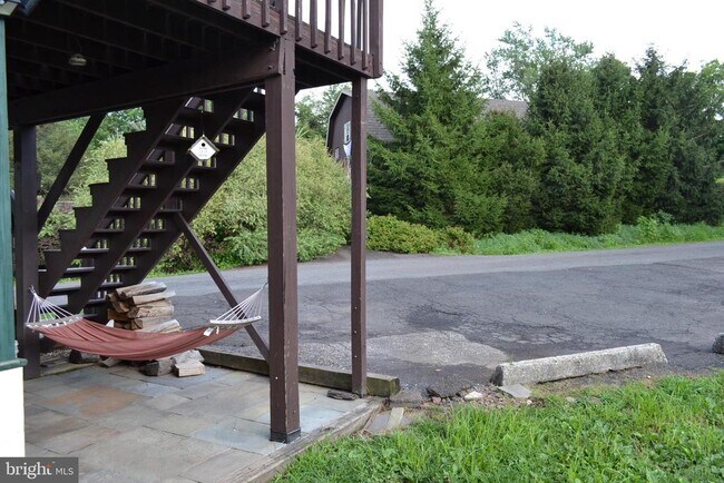 Building Photo - 345 E Dark Hollow Rd