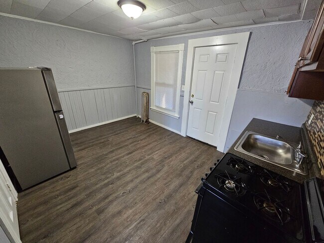 Building Photo - $1475/mo - 1 Bed / 1 Bath Second floor Apartment in Downtown Manchester with All Utilities Included!