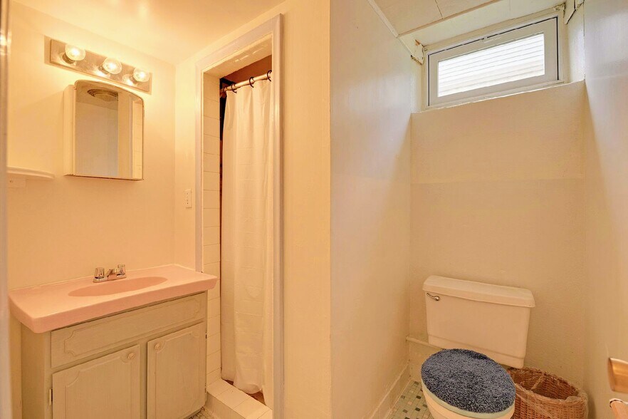 Basement 3/4 bath - 1588 Hillcrest Ave