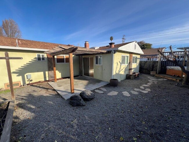 Building Photo - Nor Cal Realty Inc, - 2 BD 2 BTH Single fa...