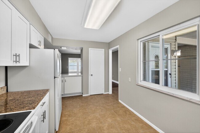 Building Photo - FULLY RENOVATED 2 BEDROOM WITH HUGE BONUS ROOM!
