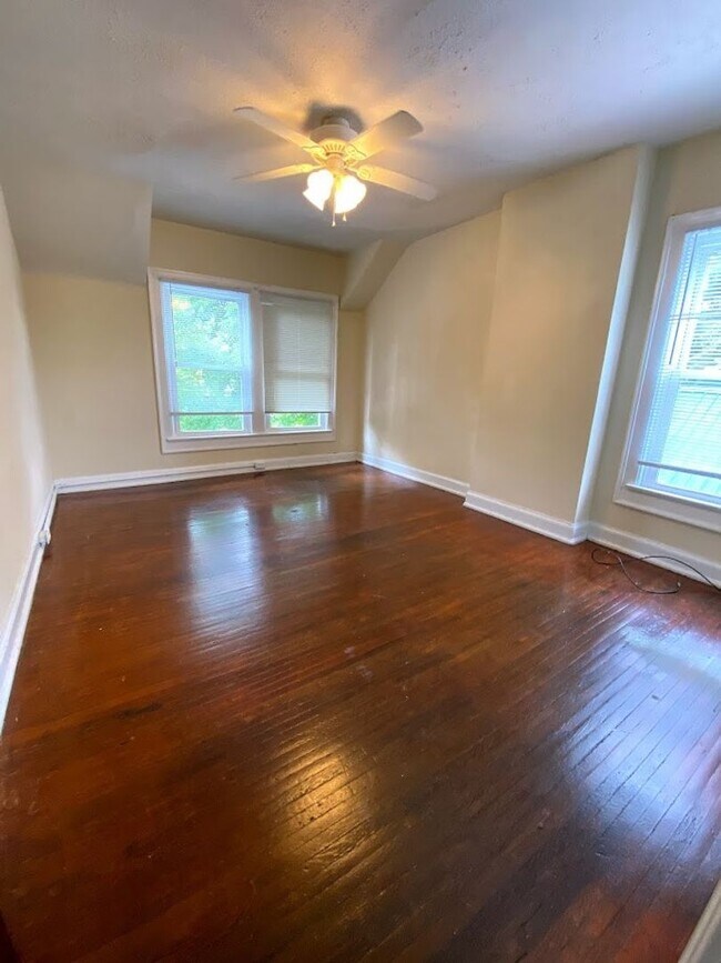 Building Photo - *2027* 4 Bed House!! Great Spot!!