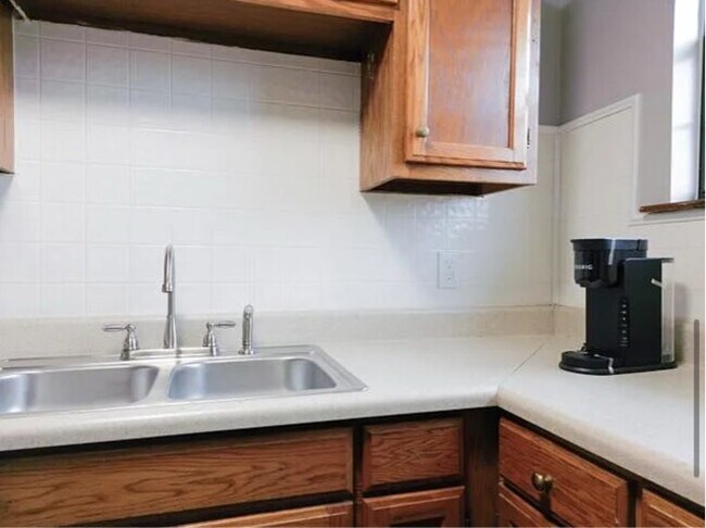 Building Photo - 356 Kingview Dr