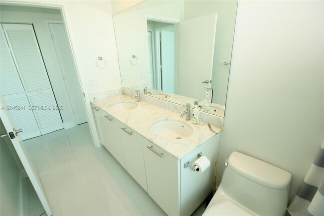 Building Photo - 950 Brickell Bay Dr