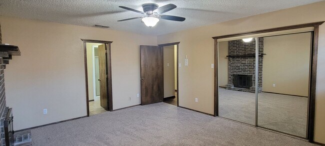 Building Photo - LARGE 3 BEDROOM HOME IN NORTHEAST CLOVIS