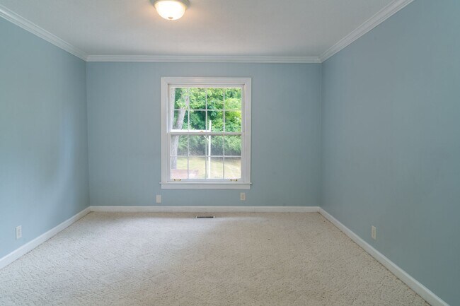 Building Photo - Single Family Home on almost an acre, 4 be...