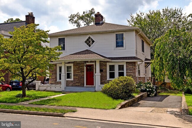 Building Photo - 930 N Danville St