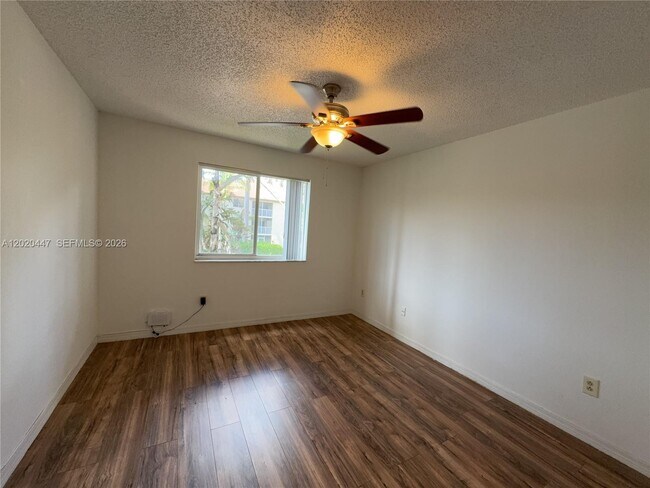 Building Photo - 470 S Park Rd