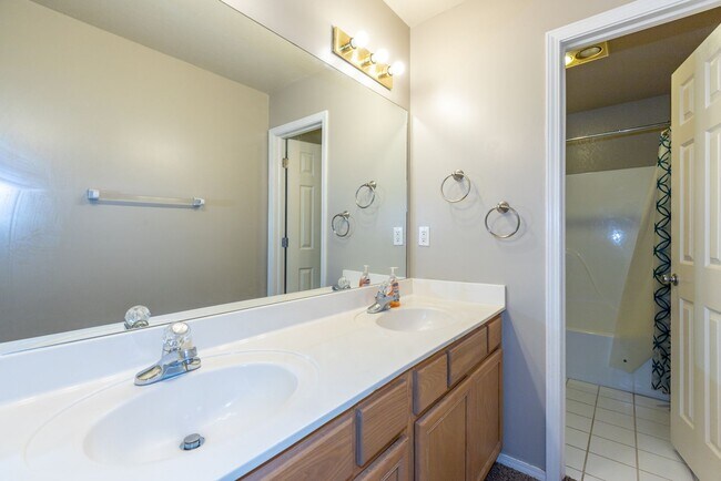 Building Photo - 5 Bed / 2.5 Bath in South Tulsa!