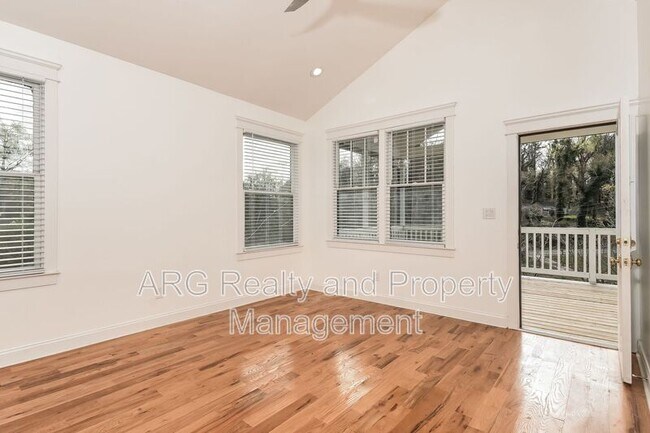 Building Photo - 2215 Lang Dr SW