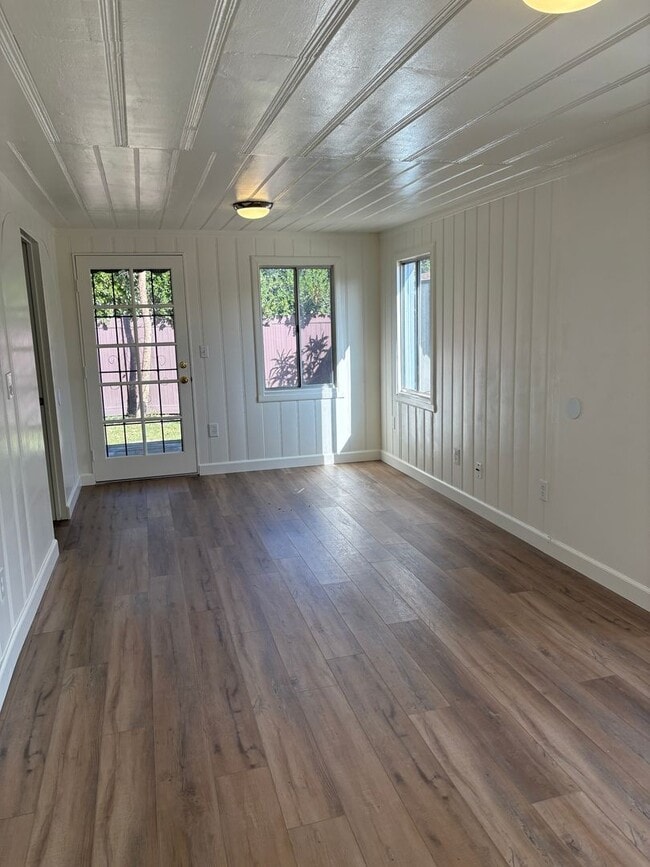 Building Photo - 1 + 1 Cottage  with Bonus Room, East End V...