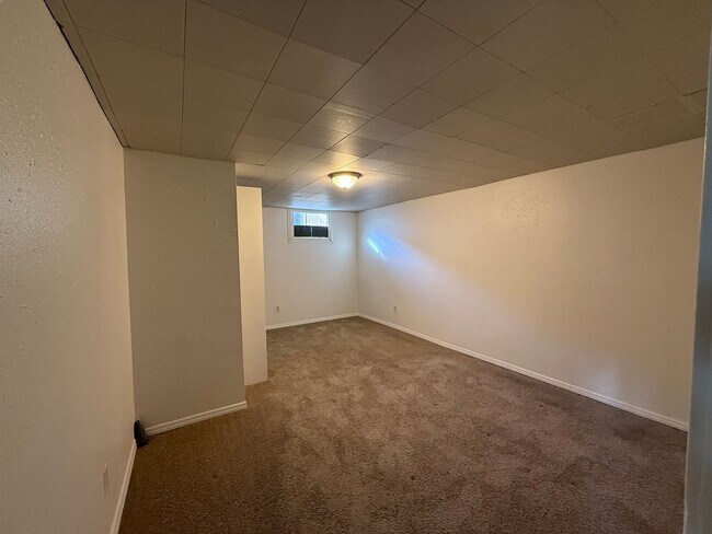 Building Photo - Charming 4 Bed, 2 Bath w/ Garage!