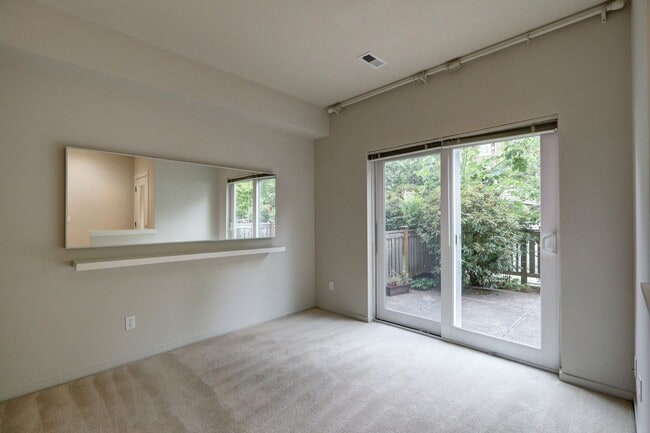 Building Photo - Lovely 2BR 1.75BA Issaquah Town Home, Perf...