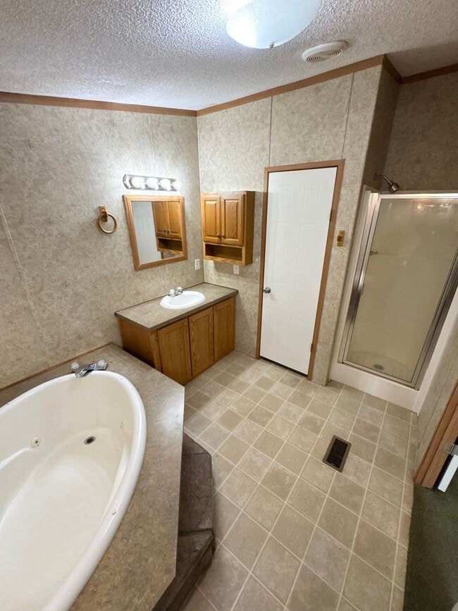 Building Photo - Country Living!