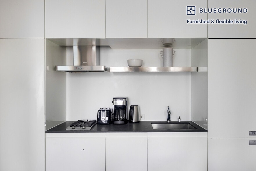 Building Photo - 70 W 45th St