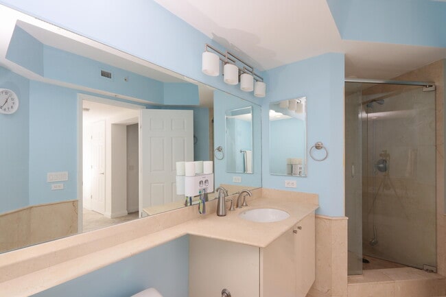 Building Photo - 411 N New River Dr E