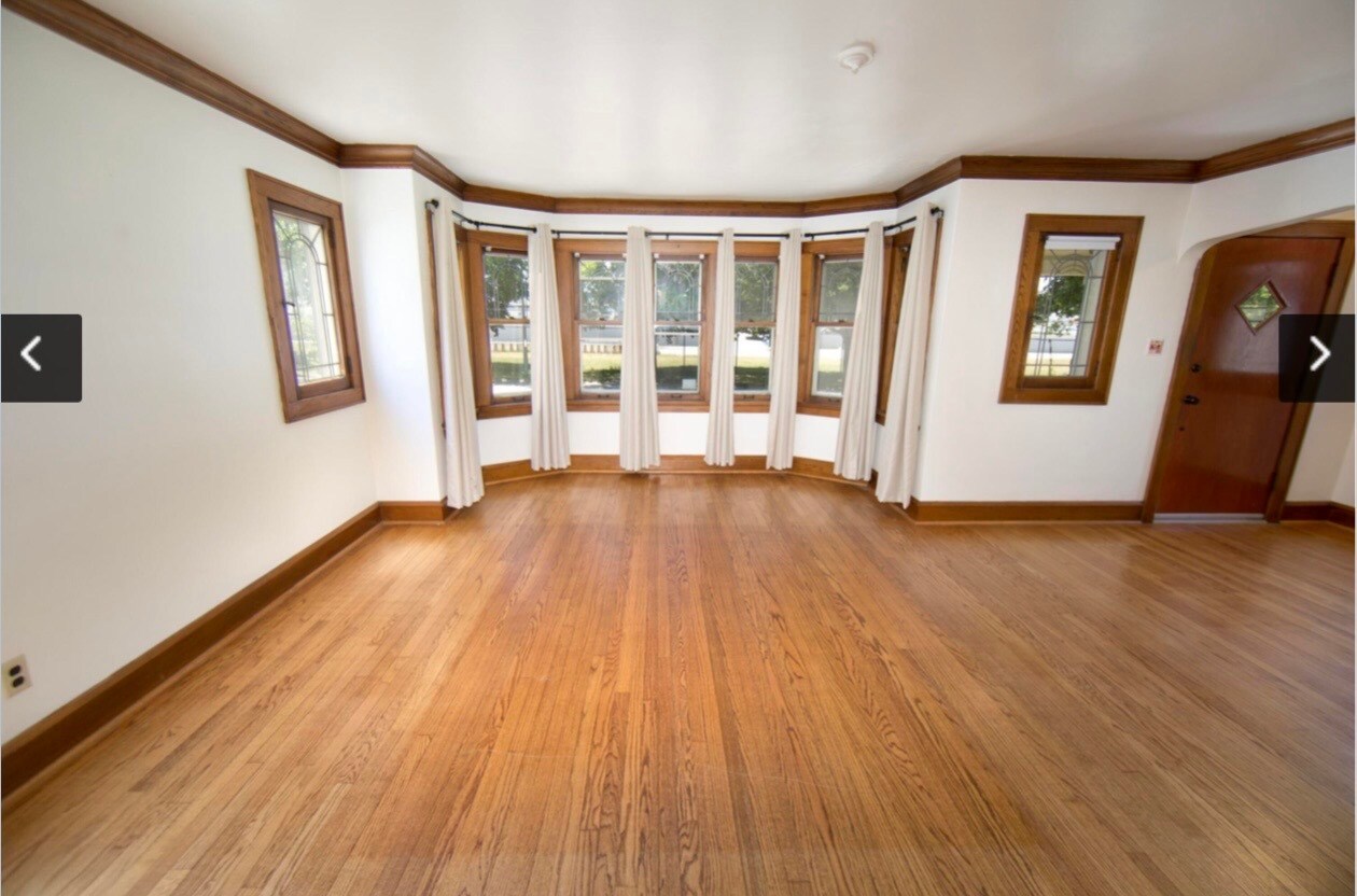 Building Photo - 936 S 77th St