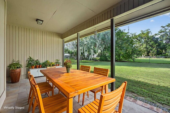 Building Photo - Spacious 3BR Home with Fireplace, Garage & Private Yard