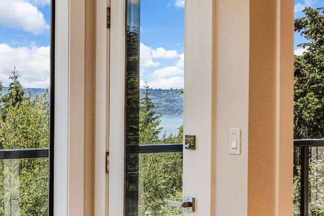 Building Photo - Sophisticated and Elegant home is located in Harbor Ridge at Browns Point. Spacious 4 bedroom, 4 ...