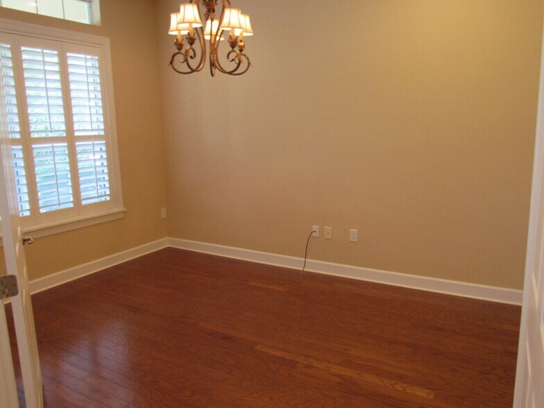 bonus room - 3435 Torre Blvd