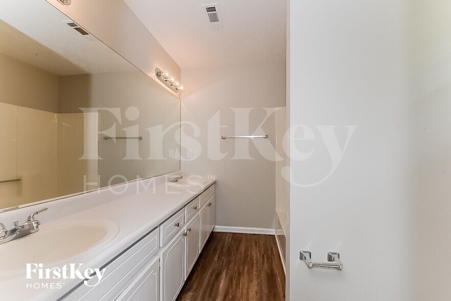 Building Photo - 185 Southmoor Cir