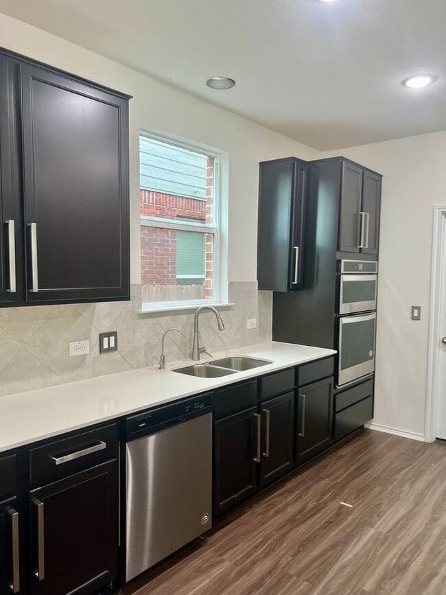 Building Photo - Large 5 Bedroom Home on Corner Lot