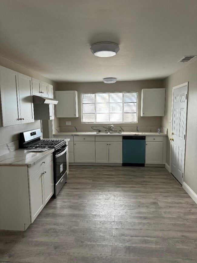 Building Photo - Cute Little Home For You