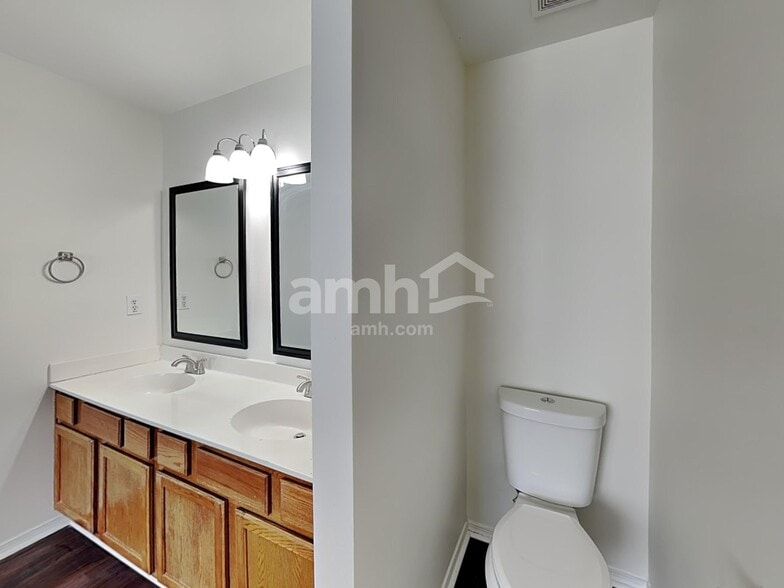 Building Photo - 3837 Larkhaven Village Dr