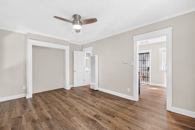 Interior Photo - 2492-2498 Pasadena Avenue