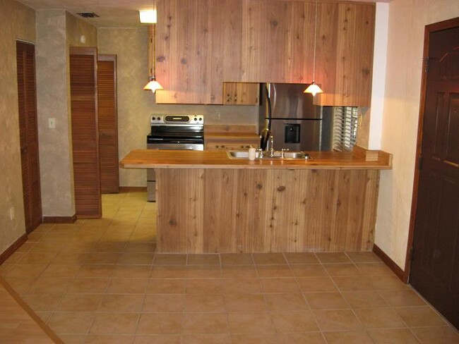 Building Photo - 1642 Spring Garden Ct
