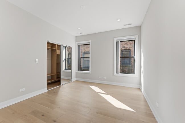 Building Photo - 7516 N Eastlake Terrace